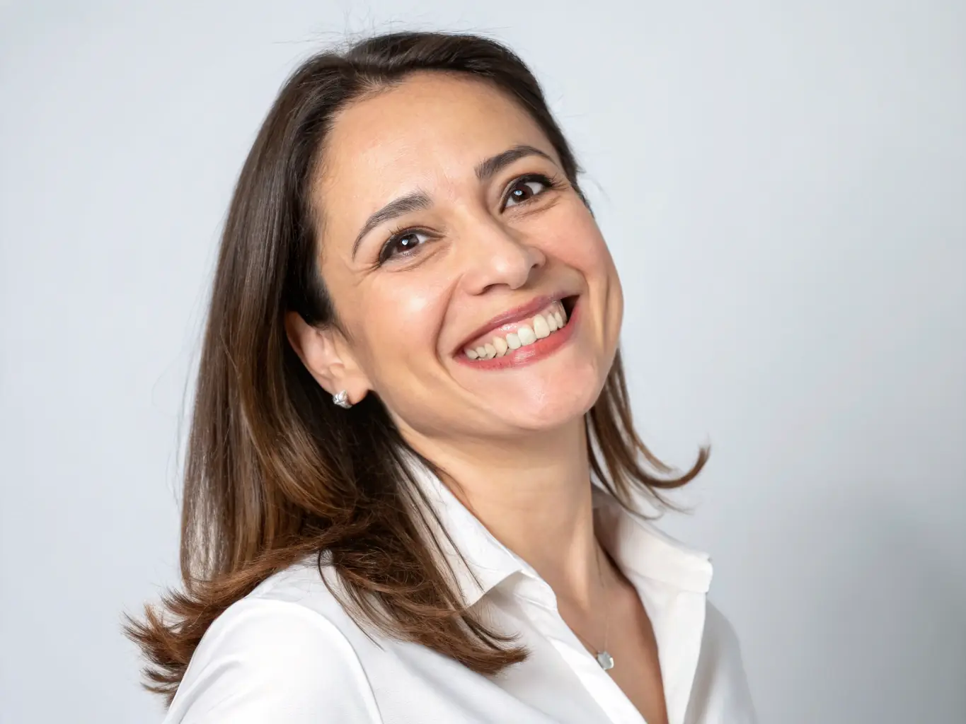 A professional headshot of a smiling entrepreneur, Sarah Johnson, in a modern office setting, representing her success in the tech industry and her active participation in the Entrepreneur Connect community.